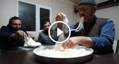 Ramazan ayının aranan lezzetlerinden tel helvasının yapımı saatlerce sürüyor dakikalar içinde tüketiliyor   