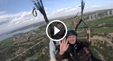 83 yaşında yamaç paraşütü ile uçtu