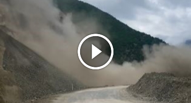 Artvin-Şavşat Karayolu'nda heyelan anı kamerada   