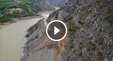 Gümüşhane-Tirebolu yolunda heyelan: 'Torul-Kürtün yolu uzun bir süre kullanılamayabilir'