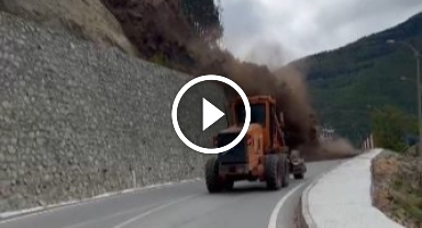 Karadeniz'in o kentinde heyelan!  İş makinesi saniyelerle kurtuldu