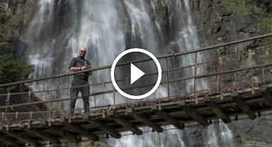 Karların erimesiyle coşan Mençuna Şelalesi ziyaretçi akınına uğradı   