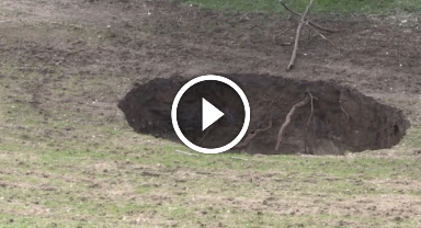 O kentteki bir tarlada 7 metre çapında obruk oluştu