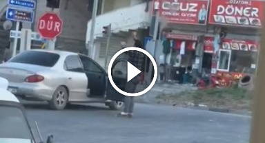 Alkollü şahıs aracından indi, trafikte dans etti: O anlar kamerada