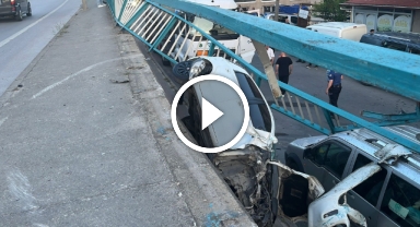 Korkulukları yıkan otomobil duvarda asılı kaldı, sürücü burnu bile kanamadan kurtuldu