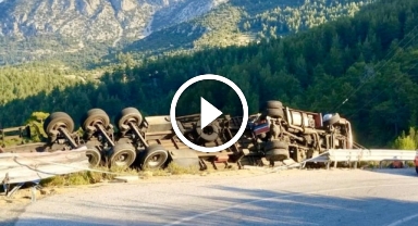 Demir profil yüklü tır devrildi: 1 ölü