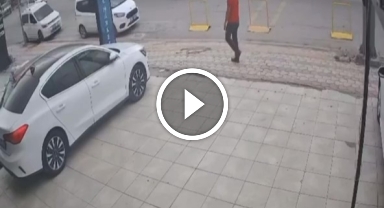 Karşıya geçmeye çalışan yaşlı adama kamyonet çarptı: O anlar kamerada