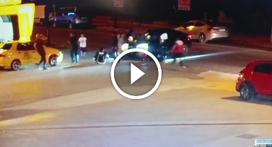 Motosiklet sürücüsü takla atıp otomobilin üzerine düştü... O anlar kamerada