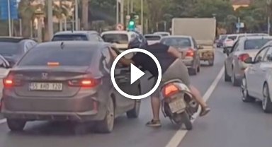 Trafikte tartışma büyüdü: Motosikletli sürücü otomobile vurdu