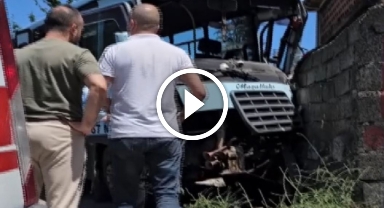 Zonguldak'ta freni patlayan yolcu minibüsü duvara çarptı: 13 yaralı