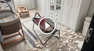 Bebek, çöken tavan sıvasından saniyelerle kurtuldu
