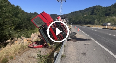  Devrilen tomruk yüklü tırın sürücüsü kazadan yara almadan kurtuldu