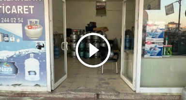 Dükkana giren yılan, esnafı sokağa fırlattı