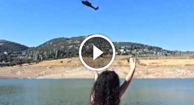 Helikopter pilotu barajdan su alırken selamladığı çocuğun yüzünü güldürdü