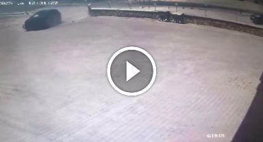 İki otomobilin çarpıştığı kaza kamerada