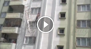 İskelenin halatı koptu, işçi ölümden döndü: O anlar kamerada