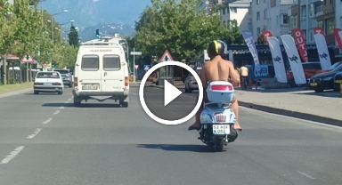 Kask ve şortla motosiklet kullanıp tehlike saçtılar: O anlar kamerada 