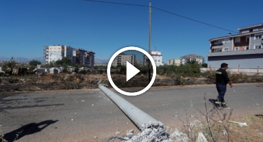 Köpeğe çarpmamak için elektrik direğine vurdu, kopan teller yangın çıkardı   