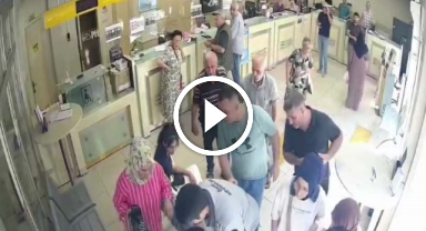 Nefesi kesilen çocuğun imdadına yetişti: O anlar kamerada