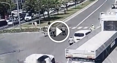 Trafikte 'Niye yavaş gidiyorsun' kavgası: O anlar kamerada
