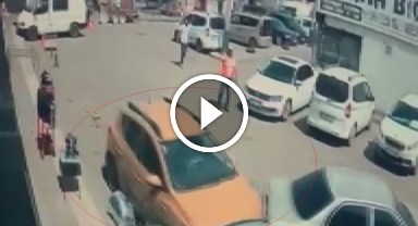 Direksiyon başında rahatsızlanan sürücü 6 araca çarptı: Kaza anı kamerada