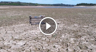 Baraj suyu çekildi, atıklar gün yüzüne çıktı