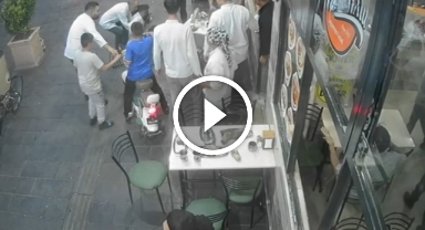 Elektrikli bisiklet yemek yiyenlerin arasına daldı 