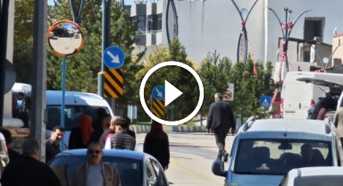 Erzurum'da Korkutan Deprem! Öğrenciler Bahçeye, Esnaf Sokağa Koştu!