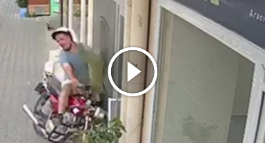 Motosiklet iş yerine girdi, kask hayat kurtardı