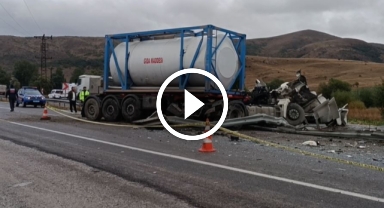 Otobüs ile tır çarpıştı: 3'ü ağır 18 yaralı!