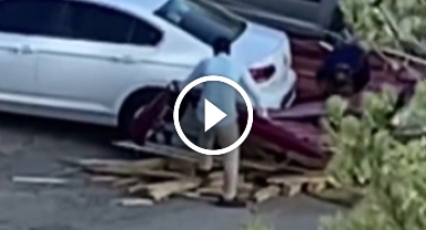 Şiddetli rüzgar okulun çatısını uçurdu