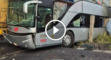 Tren yolcu otobüsüne çarptı: 8 ölü, 45 yaralı