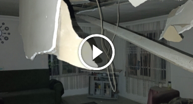 Depremde bir evin tavanı çöktü!