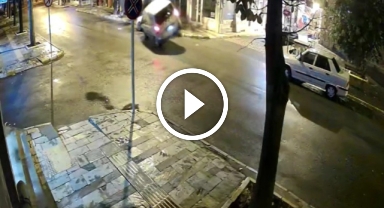 Devrilen araçtaki 8 aylık bebek camdan, baba ise aracın bagajından çıkartılarak kurtarıldı