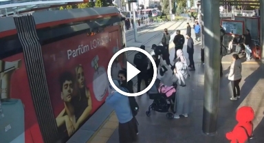 Güvenlik görevlisi genç kızı tramvayın altında kalmaktan son anda kurtardı! O anlar böyle kaydedildi 