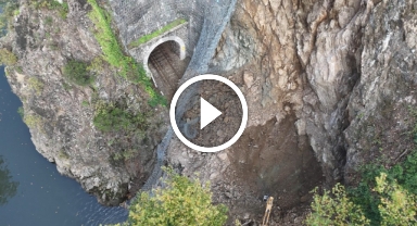 Heyelan demir yolunu kapattı, tren seferleri durduruldu