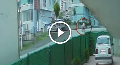 Motosiklet mucurlu yolda devrildi: Kaza anı kamerada