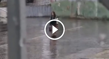 O Anlar Kamerada! Yağmur Altında İstiklal Marşı Okuyan Öğrenci Türkiye'yi Duygulandırdı!