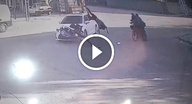 Savrulan motosiklet sürücüsü yaşlı çiftin üzerine uçtu! O anlar böyle kaydedildi  