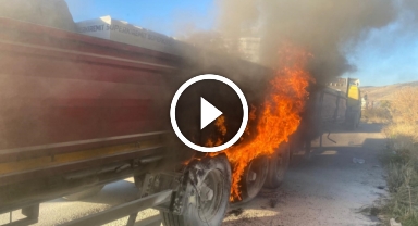 Seyir halindeki tırda yangın çıktı! O anlar kameraya yansıdı