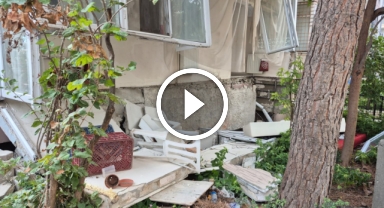 Tahliye kararı verilen 6 katlı binanın balkonu çöktü: 1 yaralı