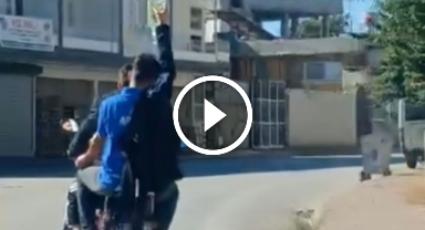 Trajikomik görüntü: Serum takılı halde motosikletle yolculuk yaptı