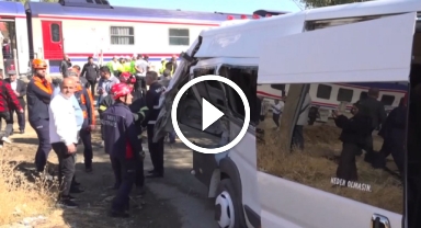 Tren, öğrenci servisine çarptı! 17 yaralı