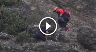 Arkadaşıyla gezintiye çıkan erkek hemşire kayalıklardan düştü