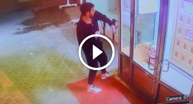 Cami kapısını yumruklayan şahsın saldırı anları kamerada