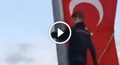 Çocukların Bayrak Hassasiyeti Duygulandırdı... O Anlar Kamerada