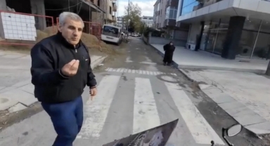 Motosikletten inip yol vermekte direndi! 'Ben geçmem'