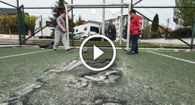 Parktaki halı sahayı, tarlaya çevirdiler