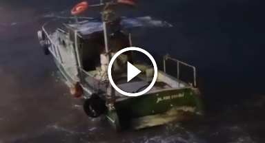 Dalgalarla savrulan balıkçı teknesinin kurtarılma anları ortaya çıktı