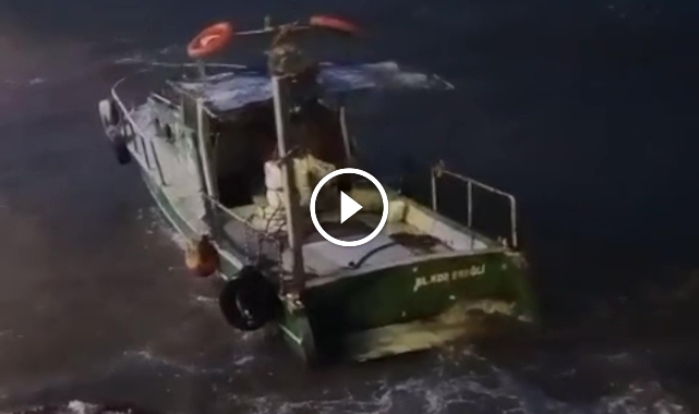 Dalgalarla savrulan balıkçı teknesinin kurtarılma anları ortaya çıktı